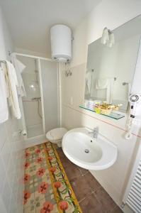 a bathroom with a sink and a toilet at Casa Branca in Castrignano del Capo