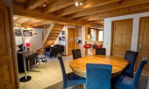 uma sala de jantar com uma mesa de madeira e cadeiras em Morgane Apartment em Chamonix-Mont-Blanc
