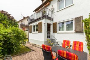 a table and chairs on a patio in front of a house at Ferienwohnungen Haus Christine in Lindau