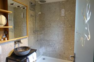 Ein Badezimmer in der Unterkunft Hotel Hirsch