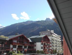 uma vista para um hotel com montanhas ao fundo em Morgane Apartment em Chamonix-Mont-Blanc