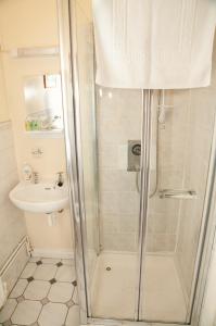 un bagno con doccia e lavandino di Burford Lodge Guest House a Ardglass Altre 51 foto