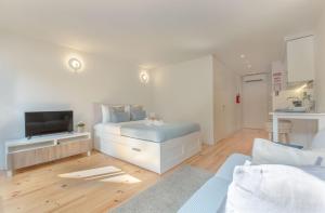1 dormitorio con 1 cama y TV en Downtown Porto Flat, en Oporto