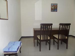 um quarto com duas cadeiras e uma mesa com um colchão em Armi Hotel Malang em Malang