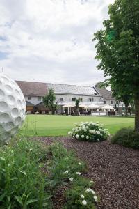 uma grande bola branca num jardim com um edifício em OG's Golf Lodge em Kematen an der Krems