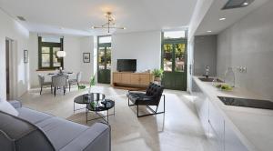 uma sala de estar com um sofá e uma mesa em Thission Luxury Homes & SPA by K&K em Atenas