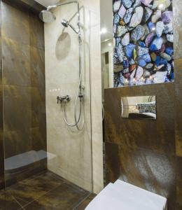 Koupelna v ubytování Apartament Tatrzański Świt z tarasem i garażem podziemnym, Grotą Solną
