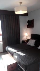 1 dormitorio con 1 cama con cabecero de madera grande en Playamar10 Stays, en Torremolinos