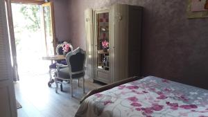 um quarto com uma cama, uma mesa e cadeiras em Au Doubs Cocon Fleuri em Mamirolle