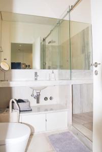 リスボンにあるLuxury and Beautiful Apartment in Chiadoのバスルーム(洗面台、ガラス張りのシャワー付)