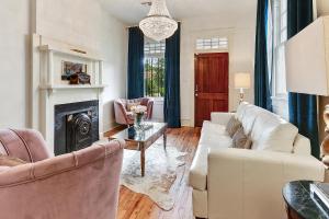 A seating area at Elegant Renovated House With Relaxing Courtyard