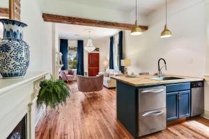 Dapur atau dapur kecil di Elegant Renovated House With Relaxing Courtyard