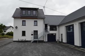 a white house with a black roof at Beim Hooch "Marie" in Brücktal