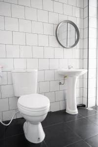 ナコーンパトムにあるStudio 41 Salaya-Sai4の白いバスルーム(トイレ、シンク付)