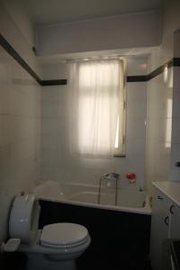 La salle de bains est pourvue de toilettes et d'une baignoire avec fenêtre. dans l'établissement Casa Giovanna, à Graniti