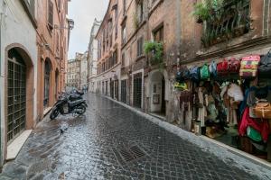 een motorfiets geparkeerd op een geplaveide straat in een steegje bij Sleep in the Clouds near Piazza Navona in Rome