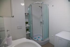 Kúpeľňa v ubytovaní Apartman Reno + 18 fotografií