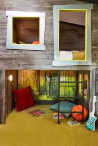 een kamer met een stapelbed met een basketbal bij Whitecliff Bay Holiday Park in Bembridge