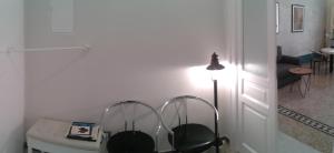 サレルノにあるPrimo Postoのリビングルーム(テーブル、椅子、ドア付)