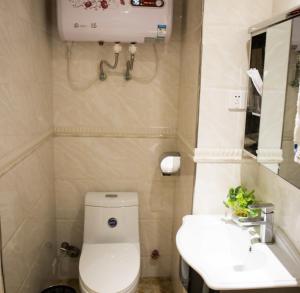 Ένα μπάνιο στο WAIFIDEN Guangzhou HaiZhu Square WanYi Apartment