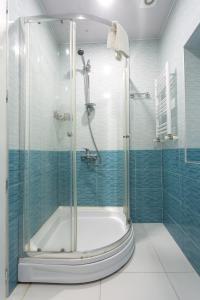 トビリシにあるHeyvanyのバスルーム(シャワー、バスタブ付)
