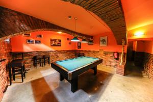 Do Step Inn Home - Hotel & Hostel biliárdasztala