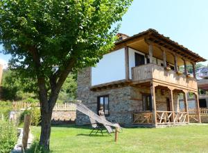 una casa con una scala che porta a esso di Dream house a Leshten