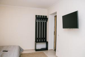 1 dormitorio con 1 cama y TV de pantalla plana en Hotel Dikanka, en Kulikuv