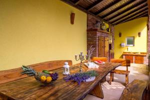 einen Holztisch mit einer Obstschale darauf in der Unterkunft Villa Angeli in Opatija