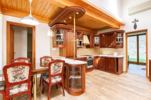 una cucina con mobili in legno e un tavolo con sedie di Apartmány na Farmě a Kurdějov