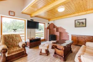 sala de estar con muebles y chimenea en Apartmány na Farmě, en Kurdějov