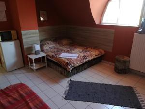 A bed or beds in a room at Tarr-Tímea Apartmanok