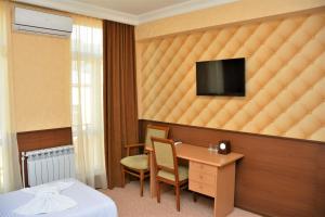 TV a/nebo společenská místnost v ubytování Vayk Hotel