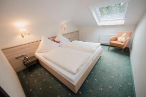 Postel nebo postele na pokoji v ubytování Hotel am Schloss