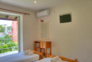 Postel nebo postele na pokoji v ubytování Hotel Benitses Arches