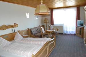 a hotel room with two beds and a couch at Innviertler Berggasthof in Radstadt