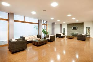 uma grande sala de estar com sofás e uma lareira em Crisol Faycán em Las Palmas de Gran Canárias