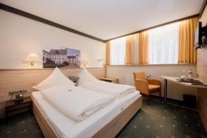 Postel nebo postele na pokoji v ubytování Hotel am Schloss