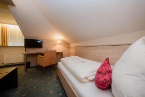 Postel nebo postele na pokoji v ubytování Hotel am Schloss