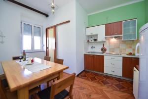 Kuchyň nebo kuchyňský kout v ubytování Apartments Smoky
