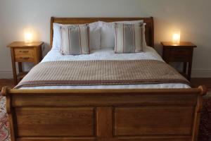 A bed or beds in a room at Bunlin Heights Self Catering Studio
