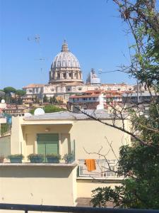 Blick auf ein Gebäude mit einer Kathedrale im Hintergrund in der Unterkunft St Peter Lodge in Rom