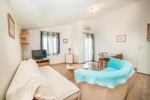 Televízia a/alebo spoločenská miestnosť v ubytovaní Apartments Đurđa