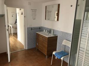 baño con lavabo, espejo y silla en Home Maletto, en Palermo