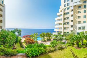 uma vista para o oceano a partir da varanda de um edifício em Arcadas Grand Sea View em Funchal