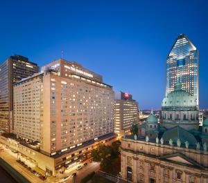 vistas a una ciudad por la noche con edificios altos en Fairmont The Queen Elizabeth, en Montreal