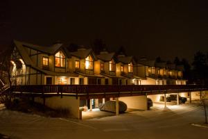 una fila de casas por la noche con luces encendidas en Appenzell Inn, en Estes Park