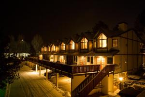 Una fila de casas iluminadas por la noche en Appenzell Inn, en Estes Park