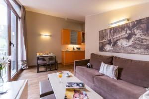 una sala de estar con un sofá y una mesa en Pierre & Vacances Andorra Bordes d’Envalira, en Bordes d´Envalira