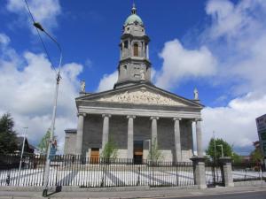 een groot gebouw met een toren erop bij Tranquility in Longford